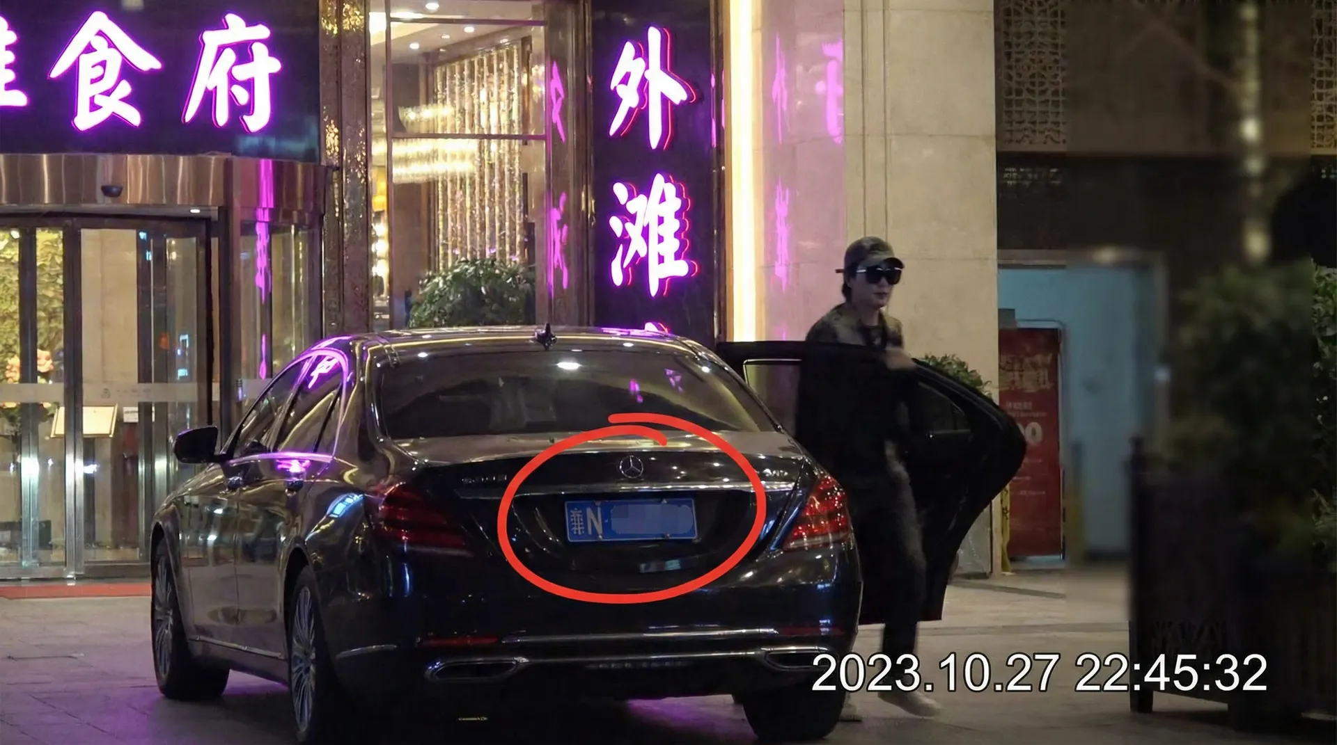 猎奇重口 - 豪车餐厅外偷拍
